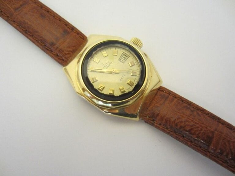 BRACELET MONTRE ronde en or jaune (750 millièmes), modèle «Defy