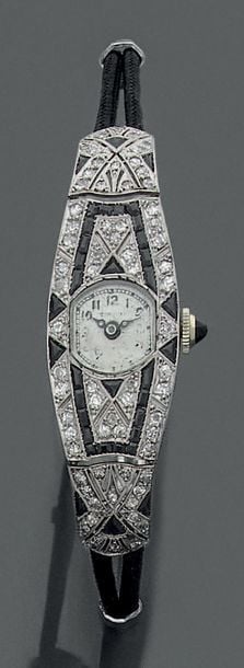 BRACELET MONTRE «tonneau» de dame en platine (mi