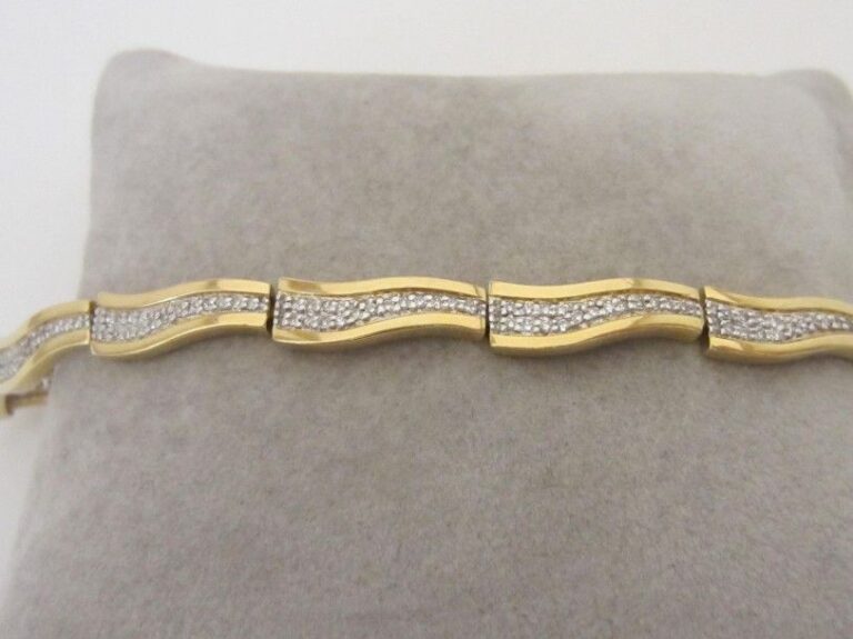 BRACELET «ondulé» en or jaune et or gris (750 millièmes) serti d'alignements de diamants taille brillan