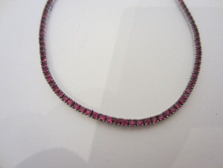 BRACELET or gris (750 millièmes) serti d’une ligne de 84 rubis ronds