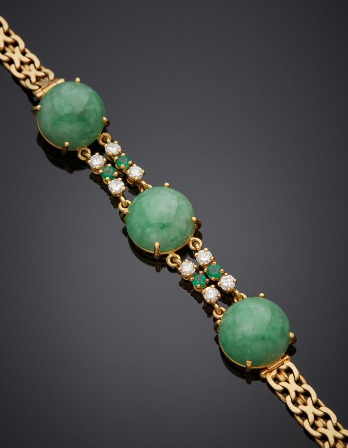 BRACELET or jaune (750‰) orné de trois cabochons de jade de forme ronde, altern…