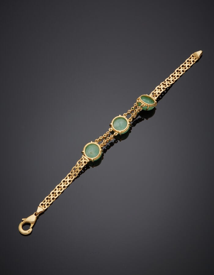 BRACELET or jaune (750‰) orné de trois cabochons de jade de forme ronde, altern…