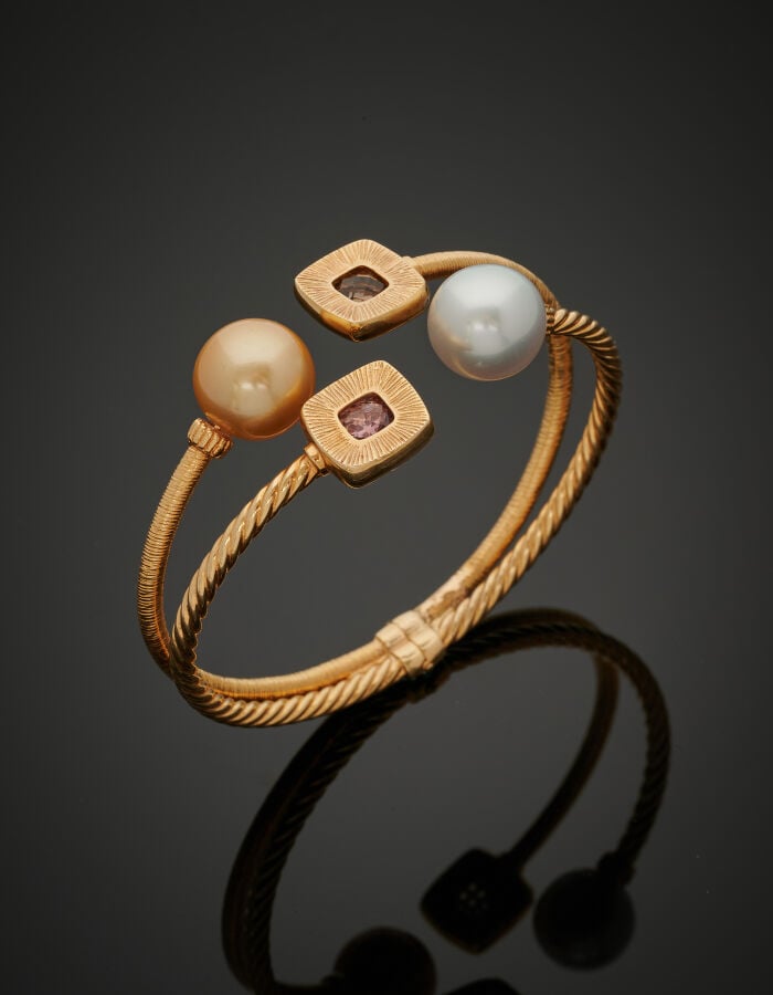 BRACELET ouvert flexible en or jaune (585‰) 14 carats ciselé, torsadé, terminé…