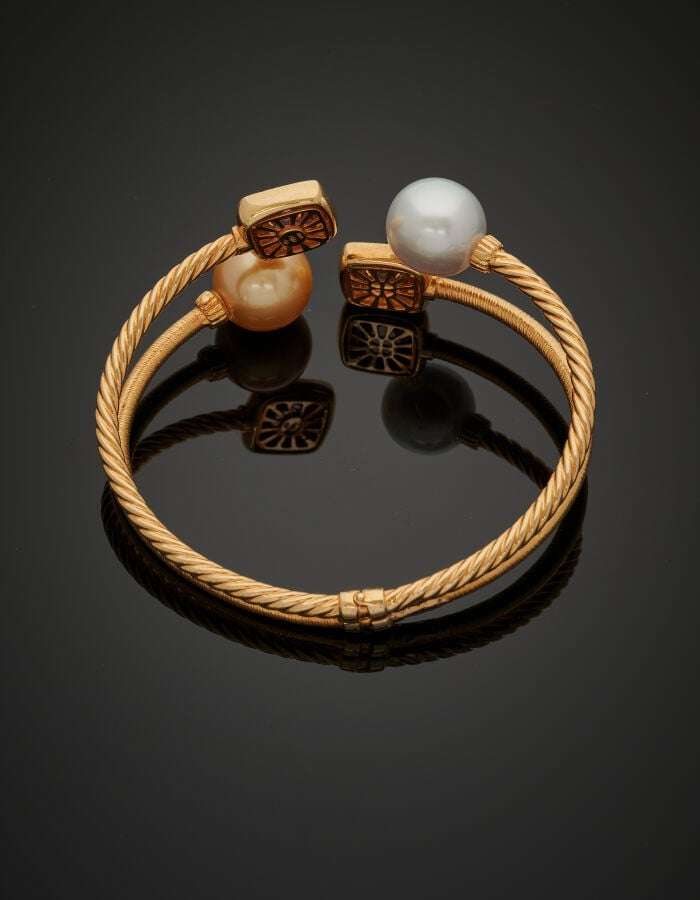 BRACELET ouvert flexible en or jaune (585‰) 14 carats ciselé, torsadé, terminé…