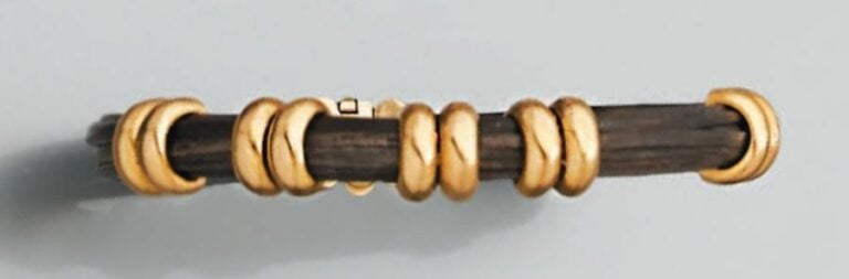 BRACELET ouvrant en poils d'éléphant rehaussés de coulants en or jaune bomb