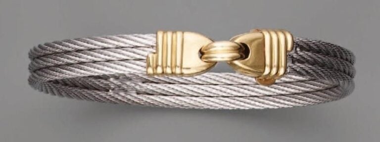 BRACELET ouvrant «Force 10» en acier et or jaune composé de trois câbles d'acier torsadés retenu par un fermoir en or jaune godronn