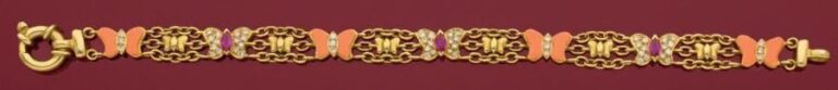 BRACELET «papillons» articulé en or jaune (750 millièmes) ajouré serti de corail, diamants et rubis navette