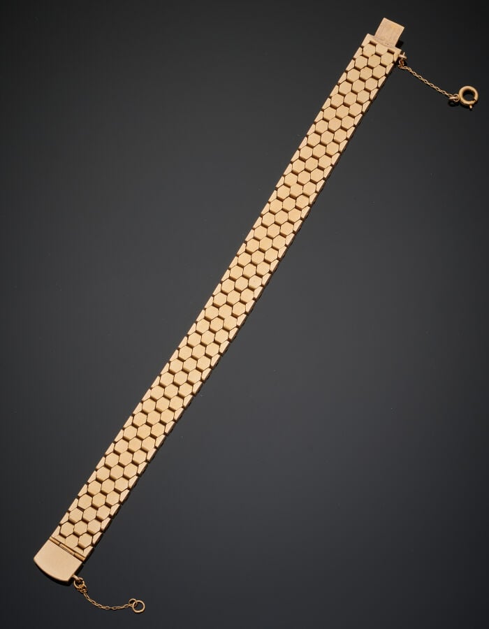 BRACELET plat en or jaune (750‰) articulé, à maille "nid d'abeille". Fermoir go…