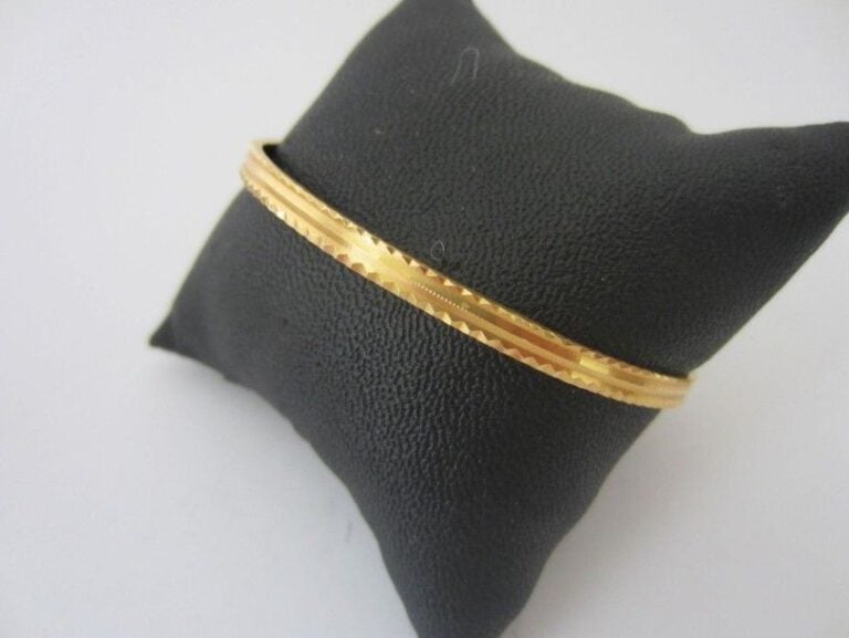 BRACELET rigide en or jaune (75 millièmes) guilloch