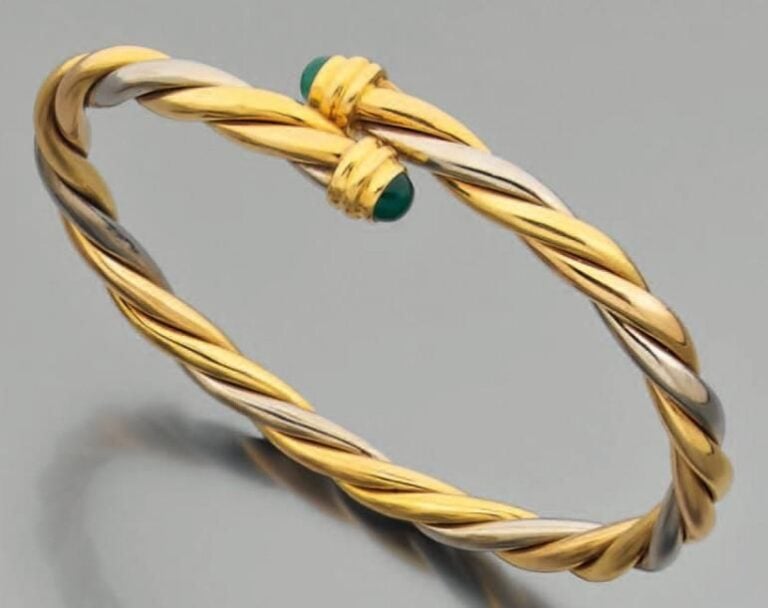BRACELET rigide en or jaune, or rose et or gris torsadés, terminé par deux calcédoines vertes cabochon