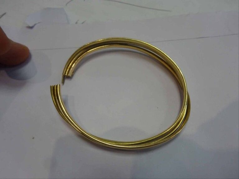 Bracelet rigide formé de trois joncs entrecroisés en or ( ?) Poids : en