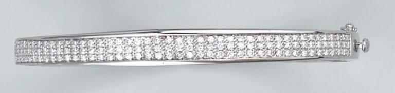 BRACELET rigide ouvrant en or gris partiellement serti d'un pavage de diamant