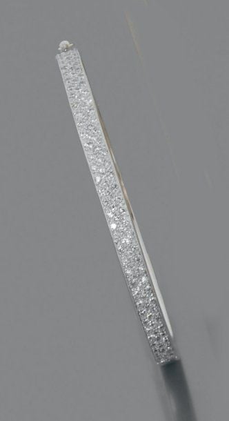BRACELET rigide ouvrant en or gris partiellement serti d'un pavage de diamants de taille brillan