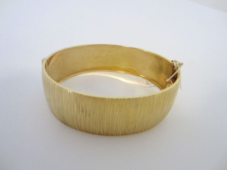 BRACELET rigide ouvrant en or jaune (750 millièmes) cisel