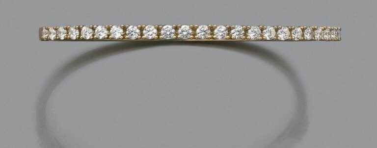 BRACELET rigide ouvrant en or jaune (750 millièmes) serti d’un alignement de 24 diamants taille brillan