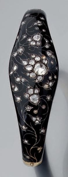 BRACELET rigide ouvrant en or jaune orné d'émail noir rehaussé de motifs floraux sertis de diamant