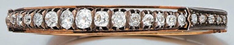 BRACELET rigide ouvrant en or rose, or jaune et argent serti d'un alignement de diamants taille ancienne de forme ronde et coussi