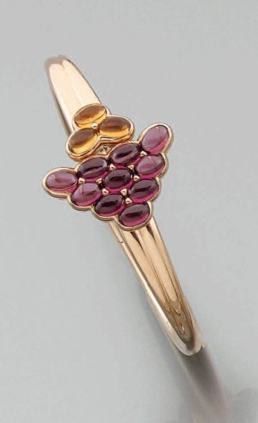BRACELET rigide ouvrant en or rose serti de citrines et tourmalines cabochons à motif de grappe de raisi
