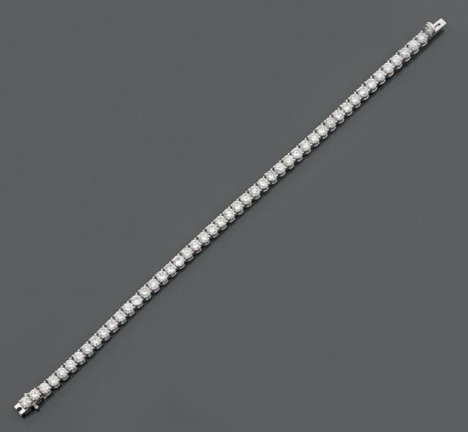 BRACELET rivière en or gris (750 millièmes) articulé serti d'un alignement de 48 diamants taille brillan
