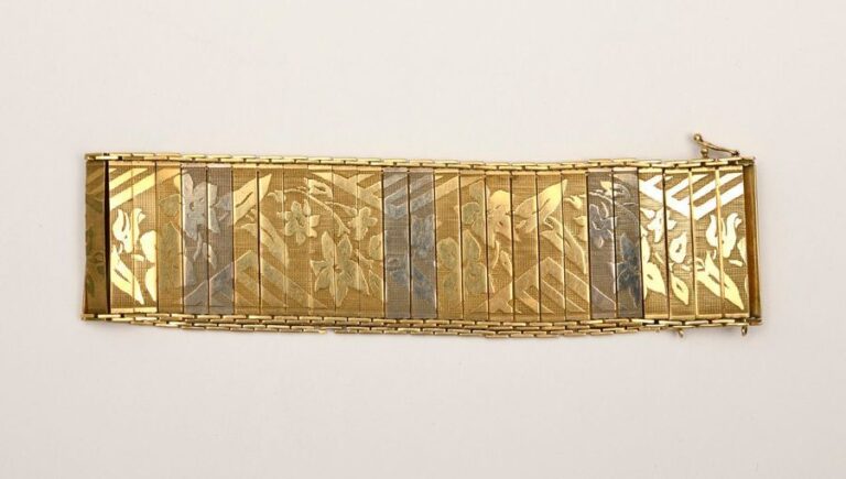 BRACELET ruban articulé orné en alternance sur feuilles d’or 14k jaune et blanc, gravé de motifs de fleur