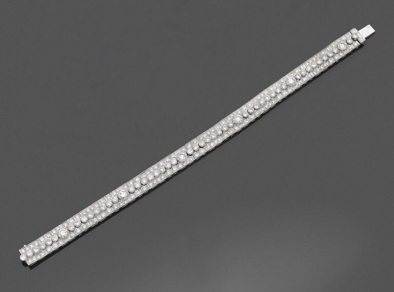 •BRACELET «ruban» en or gris (750‰) articulé entièrement serti de diamants taille brillan