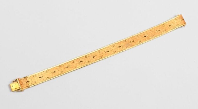 BRACELET 'Ruban' en or jaune à mailles plates gravées de feuilles stylisée