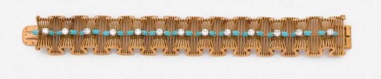 BRACELET « ruban et nœuds » en platine (950 millièmes) et or jaune (750 millièmes) ajouré, serti de diamants taille brillant, chacun épaulé de cabochons de turquois