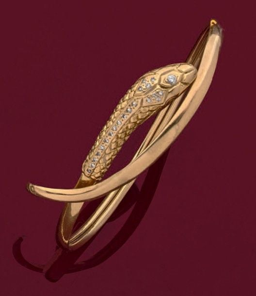 BRACELET «serpent» ouvert en or jaune (750 millièmes) partiellement ciselé serti de diamants taille brillan