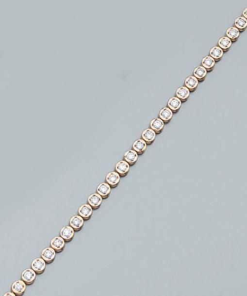 BRACELET souple articulé en or jaune serti d'un alignement de 45 diamants taille brillan