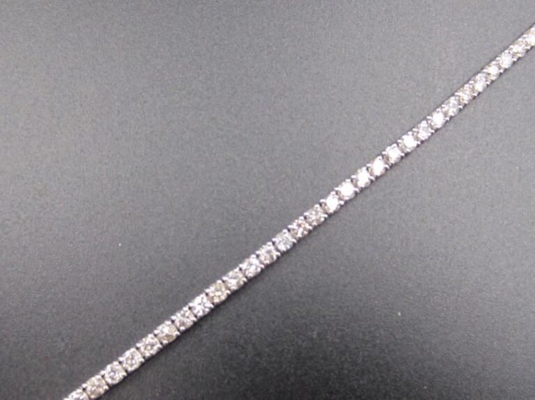 BRACELET souple en or gris (585 millièmes) 14 carats, serti d’un alignement de 67 diamants taille brillant             Long        : 18 cm        Poids brut : 6,9 g