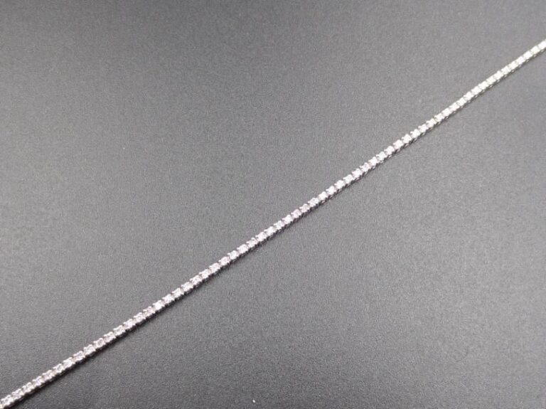 BRACELET souple en or gris (585 millièmes) 14 carats, serti d’un alignement de diamants taille brillant             Long        : 18 cm        Poids brut : 5,2 g