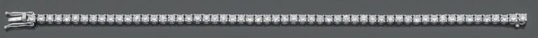 BRACELET souple en or gris (750 millièmes) serti d'un alignement de 57 diamants taille brillan