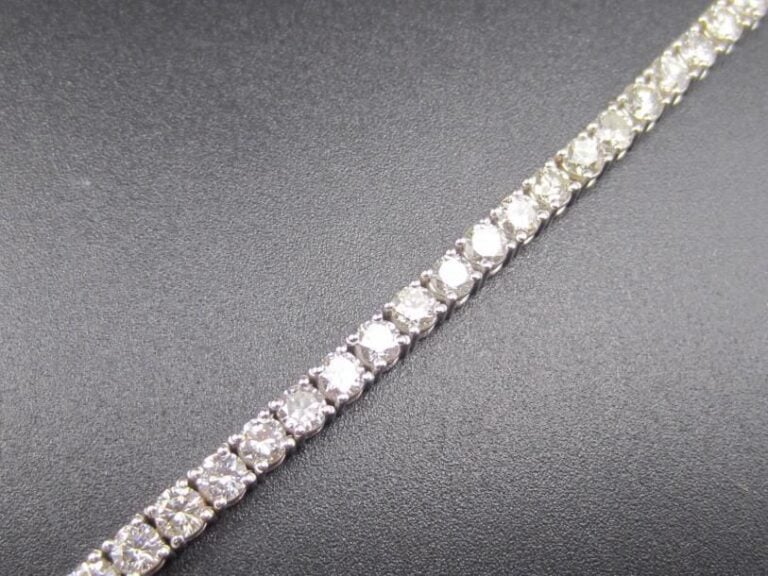 BRACELET souple en or gris (750 millièmes) serti d'un alignement de 57 diamants taille brillan