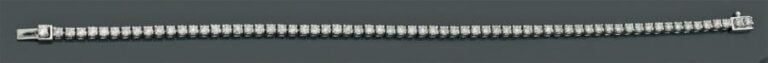 BRACELET souple en or gris (750 millièmes) serti d'un alignement de 67 diamants taille brillan