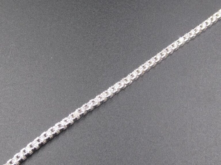BRACELET souple en or gris (750 millièmes) serti d'un alignement de 77 diamants taille brillan