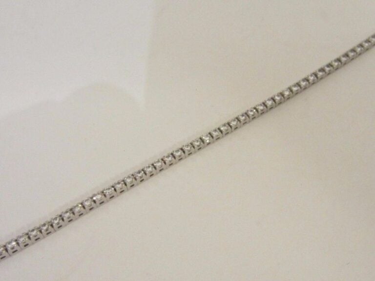 BRACELET souple en or gris (750 millièmes) serti d’un alignement de 58 diamants taille brillan