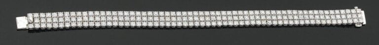 BRACELET souple en or grise serti de trois lignes de diamants de taille brillan