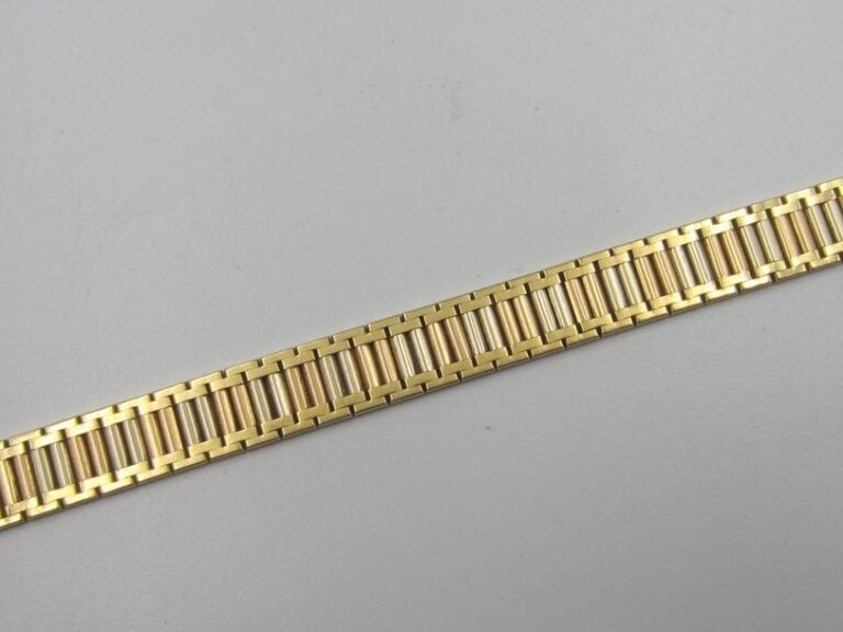 BRACELET souple en or jaune (750 millièmes) ciselé à motifs de brique