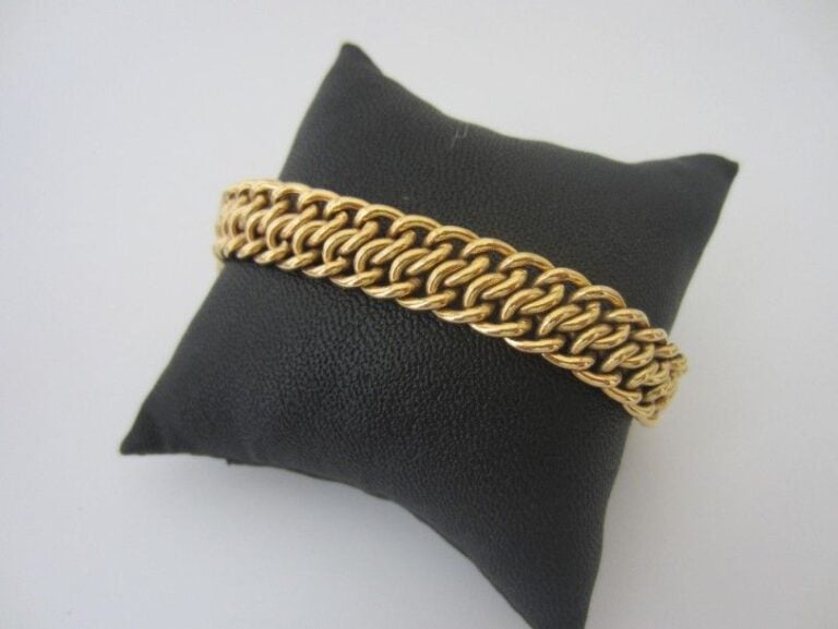 BRACELET souple en or jaune (750 millièmes) partiellement ciselé, à maille U