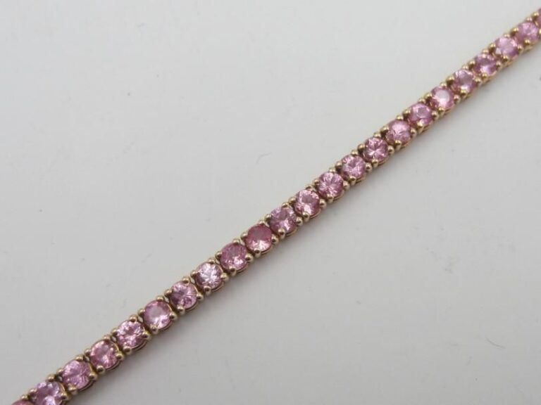 BRACELET souple en or rose (585 millièmes) 14 carats, serti d'un alignement de saphirs rose