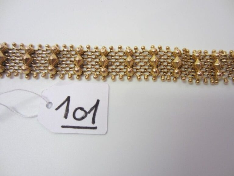 BRACELET souple en résille d'or jaune (750 millièmes) surmonté de petits motifs losangique