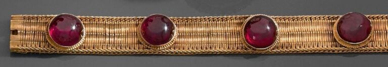 BRACELET souple «ruban» en or jaune (585 millièmes) 14 carats, serti de sept grenats cabochon