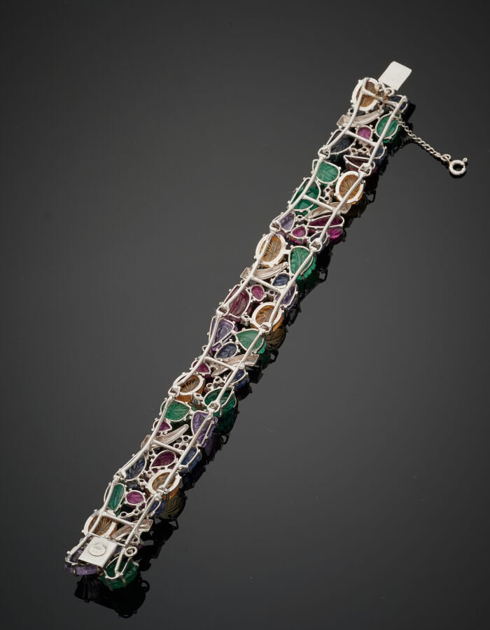 BRACELET "Tutti Frutti" en or gris (750‰) ajouré et articulé, serti de pierres…