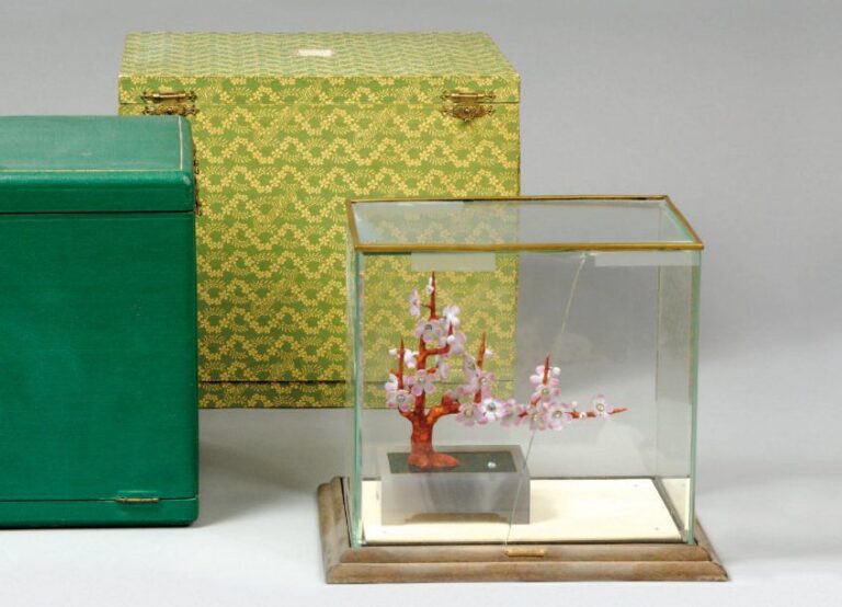 Branche de pommier en fleurs, corail, perles à sertissage en or et pierre dure (petits manques), présenté dans sa boîte cage vitrée (accidentée) sur socle d'origin