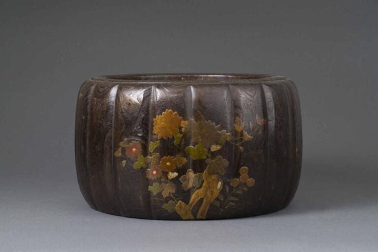 BRASERO A GODRONS EN BOIS DE KIRI (PAULOWNIOA), HIBACHI Japon, Epoque XXe siècle Orné d'un semis de fleurs traité en incrustation