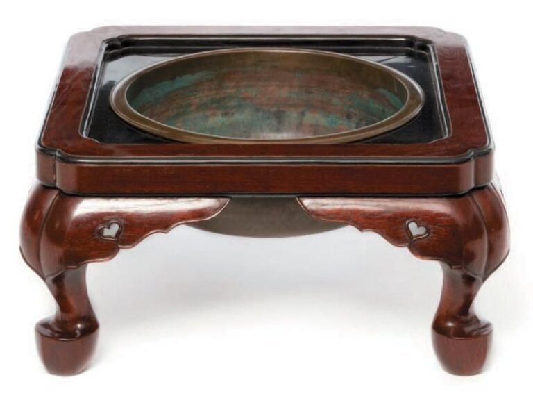 Braséro en bois en forme de table carrée (daimyo hibachi), recouvert de laque transparente de couleur brun