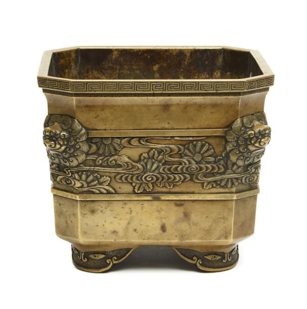 Brasero en cuivre (hibachi) de forme carrée aux bordures arrondies figurant des têtes de lio