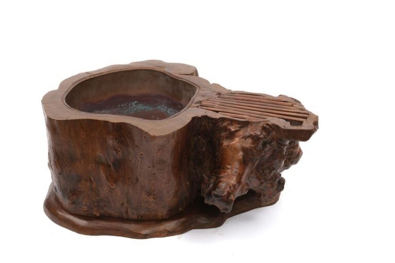Brasero (hibachi) avec deux pots à feu fabriqué à partir d'une racine de tronc d'arbre de forme irrégulière partiellement évidée avec une base posée sur un socl