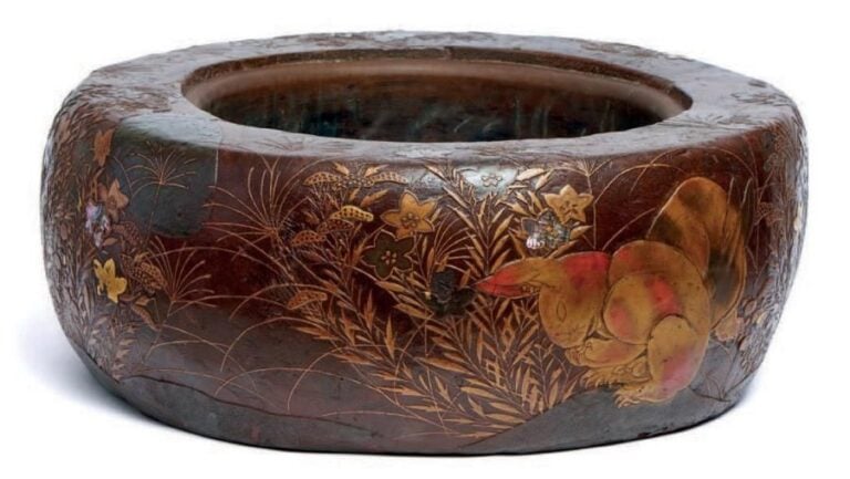 BRASÉRO (hibachi) de grande taille finement décoré de laque maki-e et d'incrustations de nacr