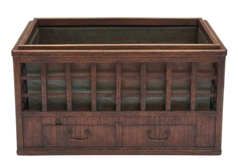 Brasier en bois rectangulaire (hibachi) comprenant, vers le bas, deux petits tiroirs et ouvrage en treillis autou